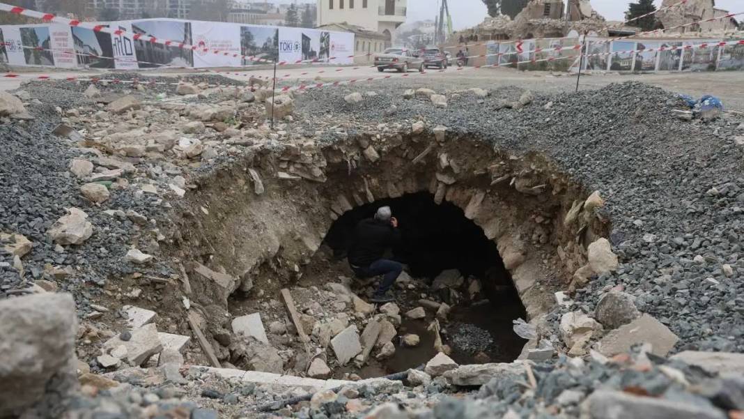 Hatay’da Depremde Yıkılan Binanın Altından Tarihi Su Kanalı Çıktı! 6